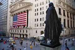 19-4 George Washington At Federal Hall Looking At New York Stock Exchange In New York Financial District